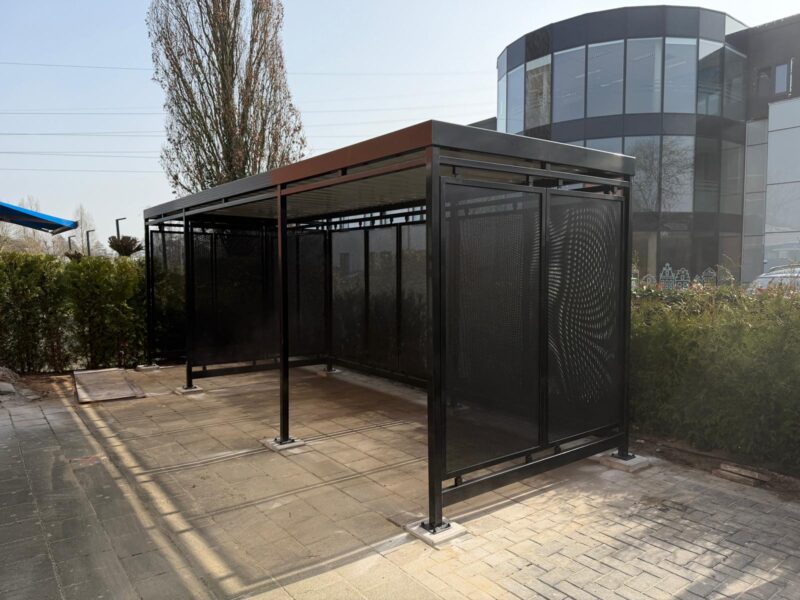 Fietsoverkapping Hagen geplaatst bij Medipoort BV in Zoetermeer 5 Stalen fietsoverkapping Hagen met containerberging van SKWshop bij Medipoort Zoetermeer.